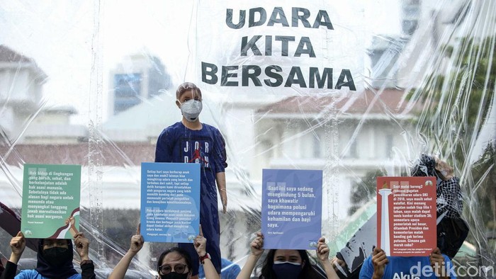 Aktivis lingkungan melakukan aksi di depan Balai Kota DKI Jakarta, Jumat (16/9/). Aksi itu untuk memperingati setahun kemenangan atas gugatan polusi udara yang diajukan Koalisi Ibu Kota.