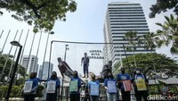 Tampak Balai Kota dan Kantor Pemprov DKI Jakarta melatari aksi ini. Selain menagih janji kepada Anies, pihaknya juga mendorong agar Presiden membatalkan banding polusi udara. 