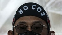Seorang aktivis mengenakan topi dengan tulisan No CO2 yang merujuk pada tuntutan Tidak Ada Karbondioksida. Sebagaimana diketahui, Majelis hakim Pengadilan Negeri Jakpus mengabulkan gugatan Koalisi Ibu Kota terkait polusi udara. Hakim menyatakan pemerintah yang merupakan tergugat dalam perkara ini melakukan perbuatan melawan hukum. 