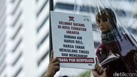 Mereka juga membentangkan sejumlah poster dalam aksi di depan Balai Kota tersebut.