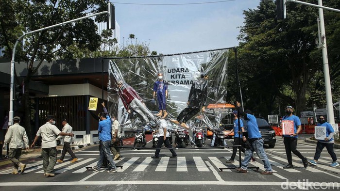 setahun kemenangan atas gugatan polusi udara yang diajukan Koalisi Ibu Kota. Baca artikel detiknews, Aktivis lingkungan melakukan aksi di depan Balai Kota DKI Jakarta, Jumat (16/9/). Aksi itu untuk memperingati setahun kemenangan atas gugatan polusi udara yang diajukan Koalisi Ibu Kota.