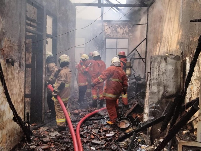 Si jago merah melahap rumah di Jalan Donokerto 7 nomor 36, Kecamatan Simokerto, Surabaya. Kebakaran itu terjadi sekitar pukul 07.40 WIB.