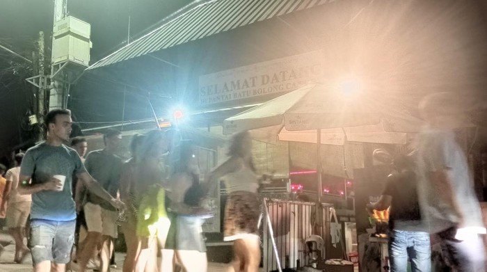 Situasi di depan pelang Pura Kahyangan Jagat Batu Bolong di Desa Adat Canggu, Kecamatan Kuta Utara, Kabupaten Badung, Jumat (16/9/2022) dini hari.