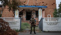 Hampir setiap bangunan di kota Izium di Kharkiv, Ukraina meninggalkan bekas pertempuran sengit dengan Rusia.