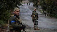 Prajurit Ukraina berpatroli di suatu daerah, saat serangan Rusia ke Ukraina berlanjut, di kota Izium.