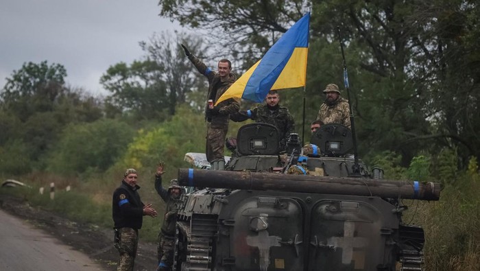 Situasi di Kota Izium usai Direbut Kembali Pasukan Ukraina Ukrainian police patrol an area, as Russia's attack on Ukraine continues, in the town of Izium, recently liberated by Ukrainian Armed Forces, in Kharkiv region, Ukraine September 14, 2022. REUTERS/Gleb Garanich