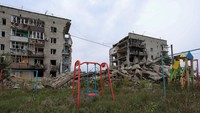 Pemandangan menunjukkan sebuah bangunan tempat tinggal yang dihancurkan oleh serangan militer di kota Izium yang baru-baru ini dibebaskan oleh Angkatan Bersenjata Ukraina selama operasi serangan balasan, di tengah serangan Rusia ke Ukraina, di wilayah Kharkiv, Ukraina, Kamis, (15/9/2022