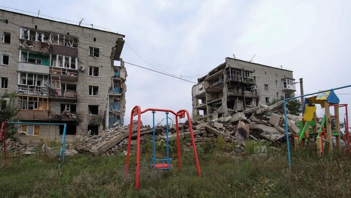 Situasi di Kota Izium usai Direbut Kembali Pasukan Ukraina A view shows a residential building destroyed by a military strike in the town of Izium recently liberated by the Ukrainian Armed Forces during a counteroffensive operation, amid Russia's attack on Ukraine, in Kharkiv region, Ukraine September 15, 2022. REUTERS/Vyacheslav Madiyevskyy
