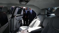 Tebal kaca mobil mencapai 6 cm. Bodinya dilapisi baja buatan ZIL-41052 dan menggunakan ban Kevlar agar bisa berjalan sekalipun kondisinya kempis. Lapisan baja serupa dulu digunakan pada kendaraan yang mengangkut para pemimpin Soviet ketika Perang Dingin. Ada juga kamera night-vision yang mampu memantau pergerakan di malam hari.  