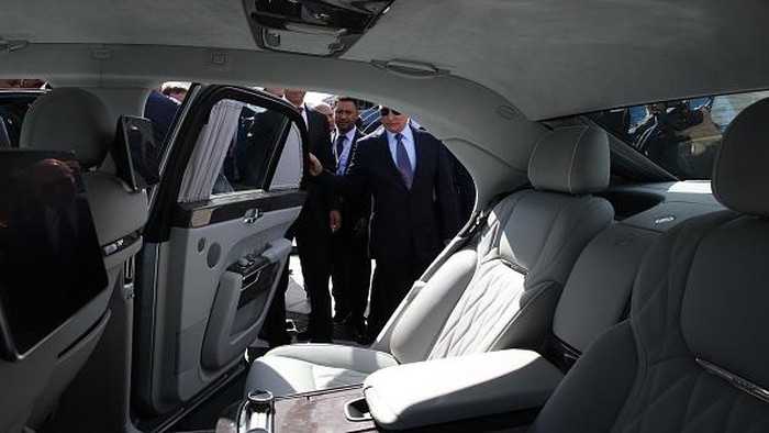 Dirumorkan Sakit Parah, Putin Santai Jalan Bareng Kim Jong Un Naik Limosin