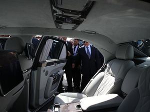 Vladimir Putin Ajak Kim Jong Un Naik Limosin Mewahnya, Tahan Ledakan dan Bisa Menyelam
