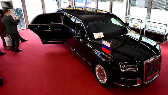 Spesifikasi Mobil Vladimir Putin, Aman dari Serangan Bom PARIS, FRANCE - DECEMBER 10: (RUSSIA OUT) Russian President Vladimir Putin's Aurus Senat limo is seen in front of Elysee Palace in Paris, France, December,10,2019. Russian President Putin is taling part in the Normandy Format talks with Ukrainian President Volodimyr Zelensky, French President Emmanuel Macron and German Chancellor Angela Merkerl in Paris today. (Photo by Mikhail Svetlov/Getty Images)