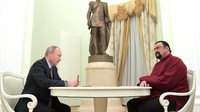 Steven Seagal menerima kewarganegaraan Rusia secara pribadi dari Putin. Pada 2016, bahkan ada sebuah upacara khusus penyambutan untuk Seagal. Foto: Getty Images/Anadolu Agency