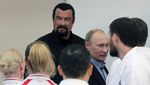 Putin Ajak Steven Seagal Nonton Sambo