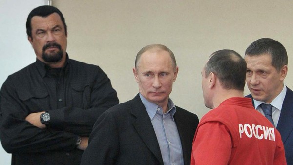 Putin Ajak Steven Seagal Nonton Sambo