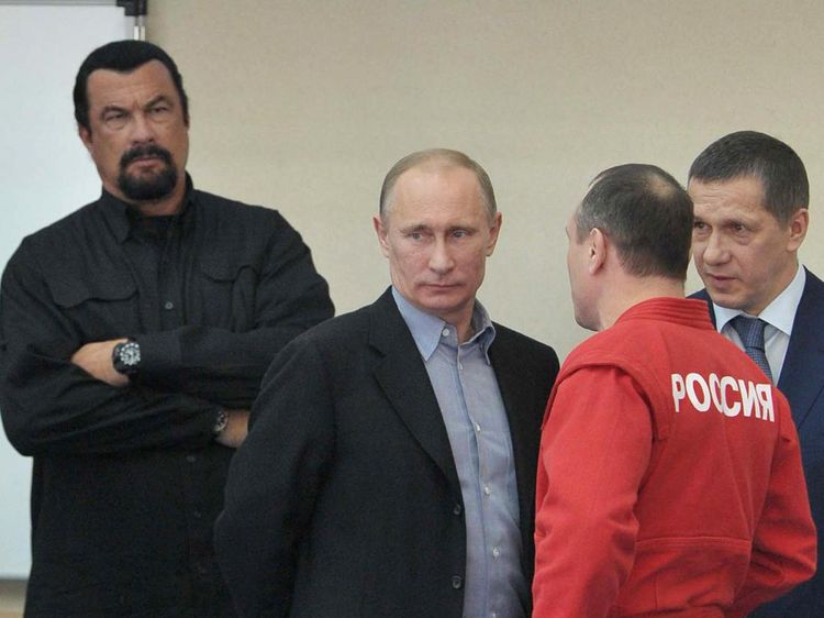 Putin Ajak Steven Seagal Nonton Sambo