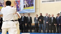 Steven Seagal datang ke acara pertarungan Sambo, gulat khas Rusia ditemani sang Presiden Putin. Foto: AFP via Getty Images/AFP