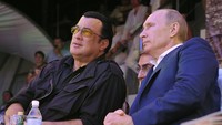 Steven Seagal, yang kini berusia 69 tahun, juga ditugaskan oleh Putin untuk melatih pasukan khusus Serbia. Ia memang dikenal punya teknik bela diri yang ampuh. Foto: RIA NOVOSTI/AFP via Getty Images/AFP