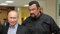 Seagal dan Putin dikatakan berteman baik. Keduanya pernah menghadiri pameran seni bela diri bersama. Bahkan Seagal hadir saat Putin dilantik sebagai presiden. Foto: AFP via Getty Images/AFP