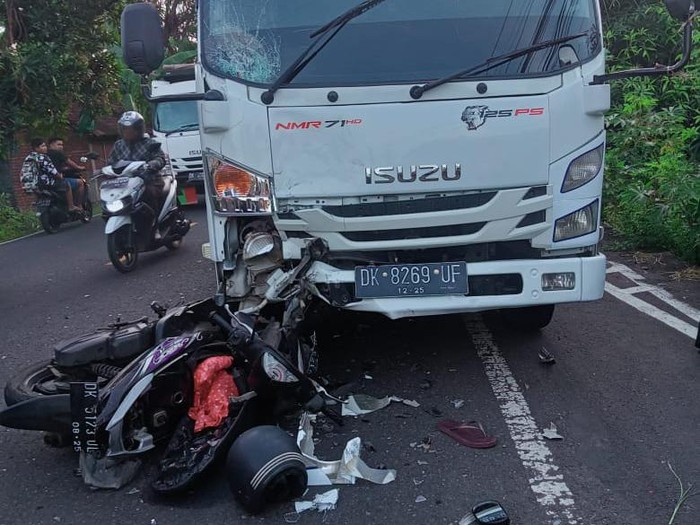 Suasana TKP kecelakaan di Jalan Raya Singaraja-Seririt, tepatnya di Banjar Dinas Pegayaman, Desa Temukus, Kecamatan Banjar, Buleleng, Bali.