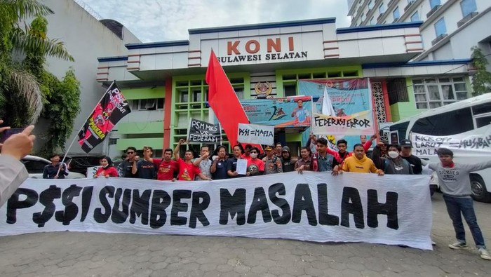 Suporter PSM berunjuk rasa di kantor Koni Sulsel. Massa menuntut PSSI mencabut sanksi PSM.
