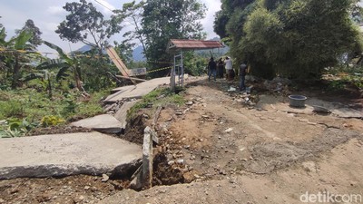 Penampakan Tanah Bergeser di Bogor Bikin Warga Sekampung Ngungsi