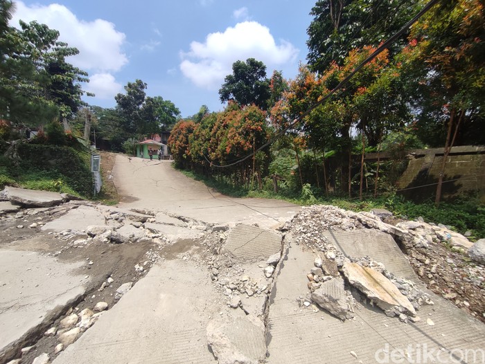 Tanah bergeser di Kampung Curug, Desa Bojong Koneng, Kecamatan Babakan Madang, Kabupaten Bogor. Kondisi ini membuat warga sekampung mengungsi (Rizky AM/detikcom) Tanah bergeser di Kampung Curug, Desa Bojong Koneng, Kecamatan Babakan Madang, Kabupaten Bogor. Kondisi ini membuat warga sekampung mengungsi (Rizky AM/detikcom)