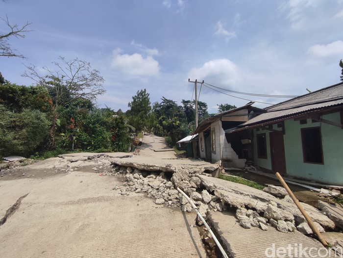 Tanah bergeser di Kampung Curug, Desa Bojong Koneng, Kecamatan Babakan Madang, Kabupaten Bogor. Kondisi ini membuat warga sekampung mengungsi (Rizky AM/detikcom)
