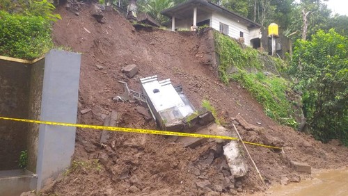 Tanah longsor dan pohon tumbang di Karangasem menyebabkan kerusakan berupa senderan rumah jebol, pelinggih ambruk, hingga akses jalan terganggu.