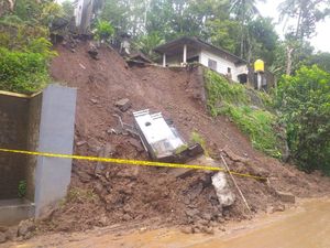 Tanah Longsor di Karangasem, Senderan Rumah-Pelinggih Ambruk