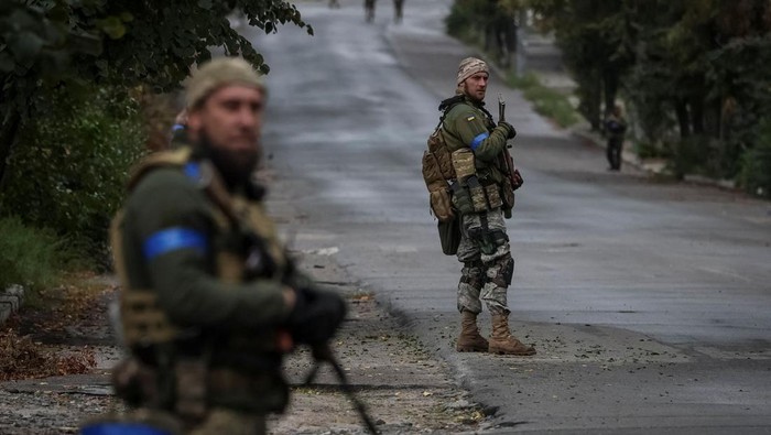 Ukrainian servicemen patrol an area, as Russias attack on Ukraine continues, in the town of Izium, recently liberated by Ukrainian Armed Forces, in Kharkiv region, Ukraine September 14, 2022. REUTERS/Gleb Garanich