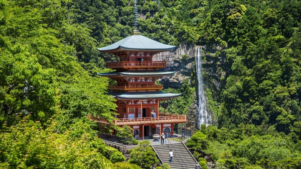 Lanjut, lanskap air terjun ini menyatu dengan Kuil Nachisan Seiganto-ji di Prefektur Wakayama lengkap dengan pagoda yang khas. Lokasi ini merupakan Situs Warisan Dunia UNESCO lho.