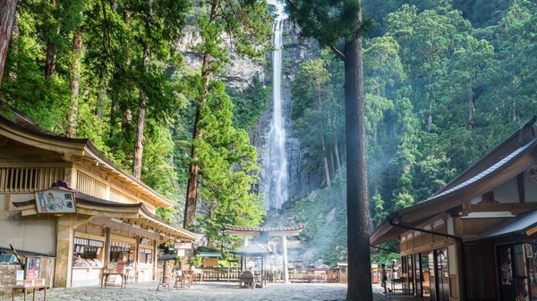 Berikutnya ada Air Terjun Nachi di Prefektur Wakayama. Air terjun ini pun masuk dalam Situs Warisan Dunia UNESCO.