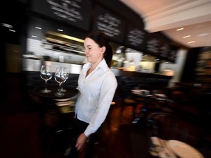 Terus Menerus Dilecehkan: Sejumlah Masalah dalam Sektor Restoran dan Perhotelan di Australia