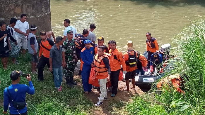 Tim SAR gabungan mengevakuasi korban di Sungai Kuripan Pekalongan, Jumat (16/9/2022).