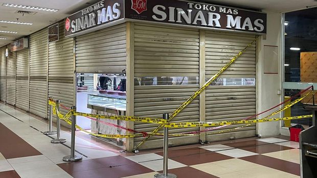 Toko emas di mal di Serpong dirampok pria bersenpi, Jumat (16/9/2022) siang.