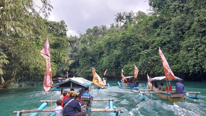 Tradisi Hajat Walungan di Pangandaran.