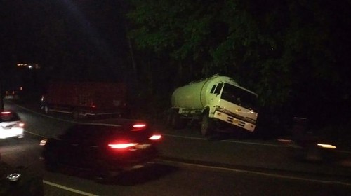 Truk bermutan semen mengalami kecelakaan tunggal di jalur Denpasar-Gilimanuk, tepatnya di tanjakan Desa Samsam, Kecamatan Kerambitan, Tabanan, Bali, Jumat (16/9/2022).