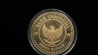 b.Sisi depan. Ada tulisan Bank Indonesia, gambar utama Garuda Pancasila di dalam lingkaran. Ada angka 19 dan 95, nilai pecahan Rp 850.000. Gambar 50 buah bintang melingkari gambar utama. Bahan emas kuning 23 karat berat 50 gram. Foto: Sylke Febrina Laucereno/detikcom