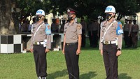 Aipda Rudi Suryanto (tengah) diapit personel Provos Polres Lampung Tengah. Rudi menjalani proses upacara PTDH, dia dipecat karena membunuh rekannya Aipa Ahmad Karnain.
