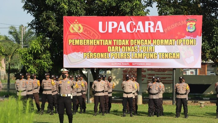 Upacara PTDH Aipda Rudi Sejumlah personel dari Polres Lampung Tengah mengikuti proses upacara PTDH Aipda Rudi. (Foto: Istimewa)