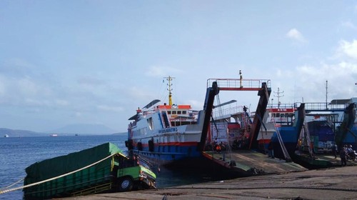 Upaya evakuasi truk yang nyemplung ke laut di Pelabuhan Gilimanuk, Jembrana, gagal dilakukan hingga Jumat (16/9/2022) siang. Akibatnya, proses bongkar muat kapal di dermaga terganggu.