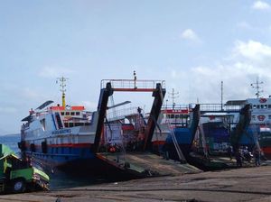 Evakuasi Gagal, Truk Nyemplung di Gilimanuk Ganggu Bongkar Muat Kapal