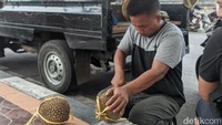 Saat tahu dirinya viral gegara disebut mirip Ferdy Sambo, Rozikin mengaku malu. Setelah viral, dagangan saya dari pukul 17.00-21.00 WIB sudah habis, ujarnya. Foto: Mochamad Saifudin/detikJateng