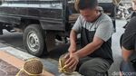 Dibilang Mirip Ferdy Sambo, Ini Potret Penjual Durian Viral di Demak