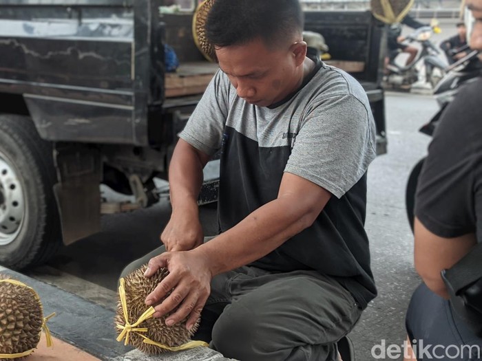 Rozikin, warga asli Jepara, penjual durian yang biasa mangkal di depan Pasar Bintoro Demak viral di medsos akhir-akhir ini gegara tampangnya disebut mirip Ferdy Sambo.