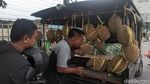 Dibilang Mirip Ferdy Sambo, Ini Potret Penjual Durian Viral di Demak