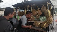 Setelah videonya viral, durian Rozikin laris manis. Ia baru berjualan di depan Pasar Bintoro sekitar 10 hari. Sebelumnya, dia jualan di lokasi lain. Foto: Mochamad Saifudin/detikJateng