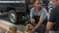 Rozikin adalah warga asal Jepara. Dia biasa mangkal dengan mobil pikap di seberang pasar Bintoro atau arah Jalan Raya Demak-Kudus. Foto: Mochamad Saifudin/detikJateng 