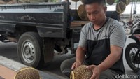Rozikin, penjual durian yang biasa mangkal di depan Pasar Bintoro Demak, viral di medsos gegara tampangnya disebut mirip Ferdy Sambo. Foto: Mochamad Saifudin/detikJateng